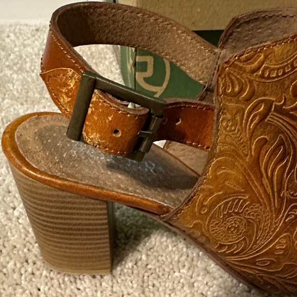 Roper Women's Tan Embossed Open-Toe Heels - Picture 6 of 6